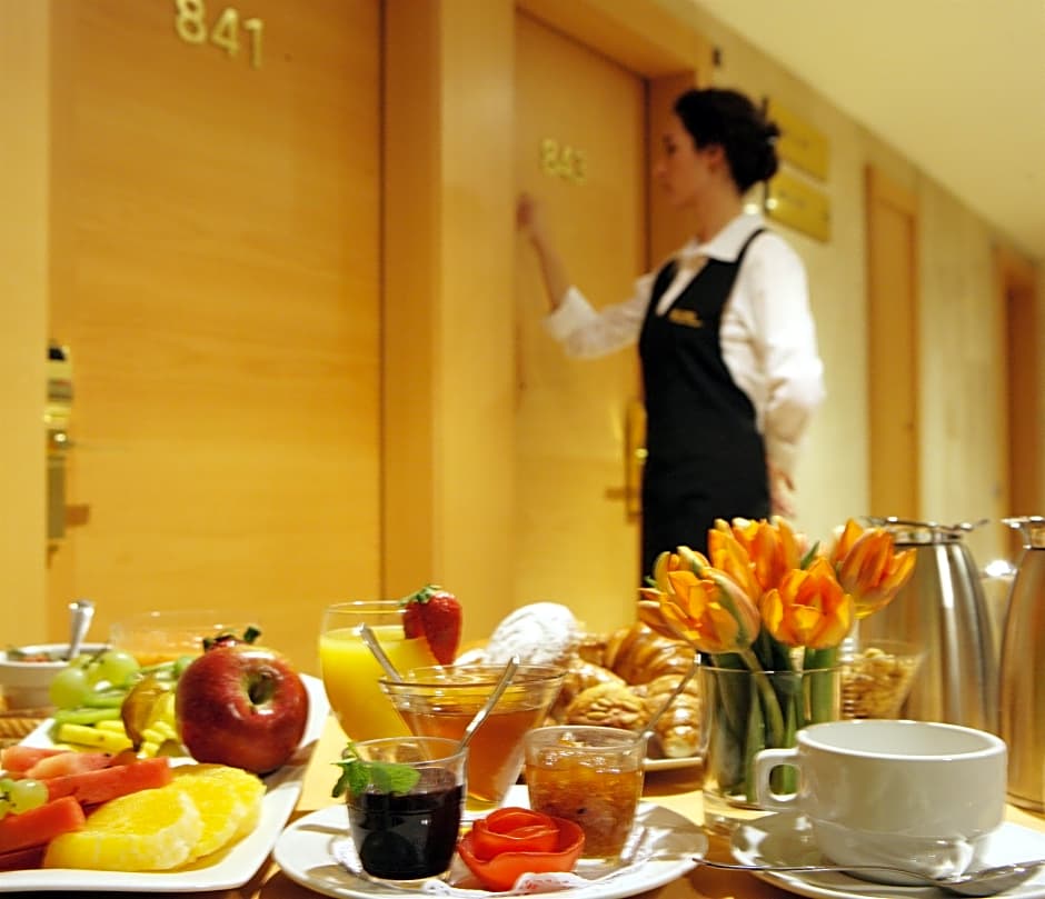 Room service 2024. Услуги питания в гостинице. Рум сервис в отеле. Служба рум сервис в гостинице. Служба питания в гостинице.
