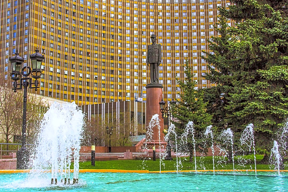 Гостиница космос зимой